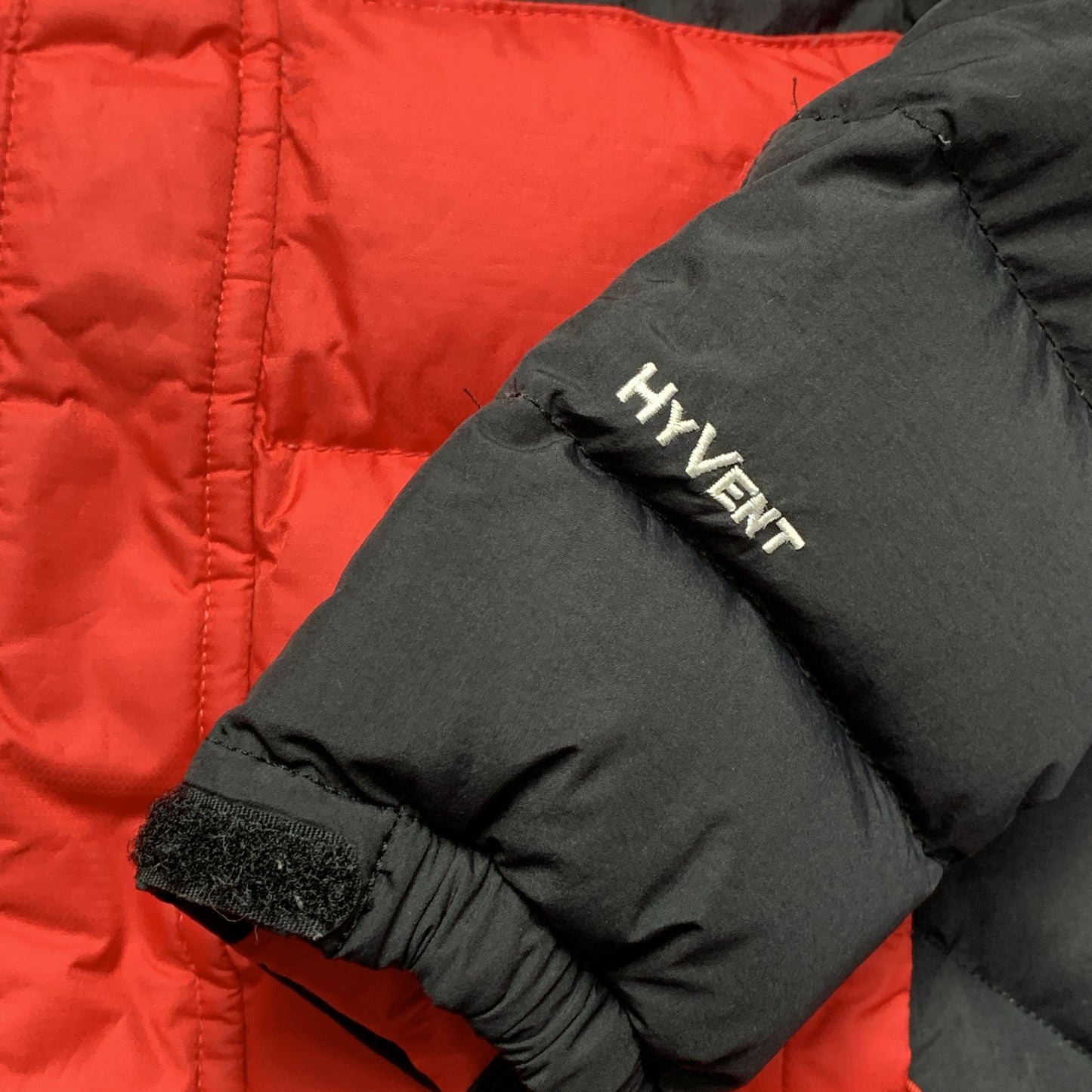 30010 【THE NORTH FACE】ザノースフェイス キッズ HYVENT ハイベント 550  シグマ グース ダウンジャケット レッド 110