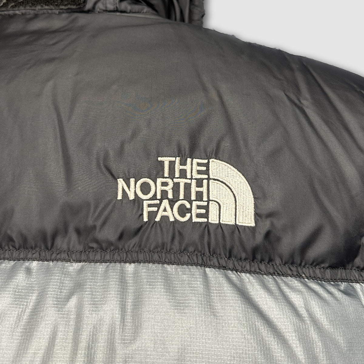 10039【THE NORTH FACE】ザノースフェイス  メンズ ヌプシ ダウンジャケット グレー 95