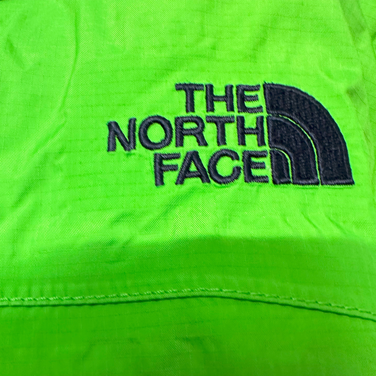 30061 【THE NORTH FACE】ザノースフェイス キッズ HYVENT ハイベント マウンテンパーカー グリーン XL